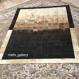 فرش پوست طبیعی طرح مربع تنالیته رنگی سفید قهوه ای مشکی سایز یک در یک ونیم متر