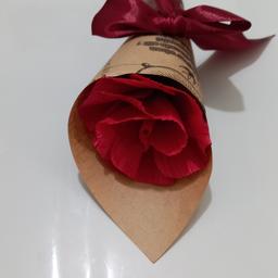 گل کاغذی بعلاوه ربا ن و کاغذ پیچی شده   جنس گل کاغذ کشی، دستساز ، مناسب برای هدیه، شاخه گل 20 سانت 