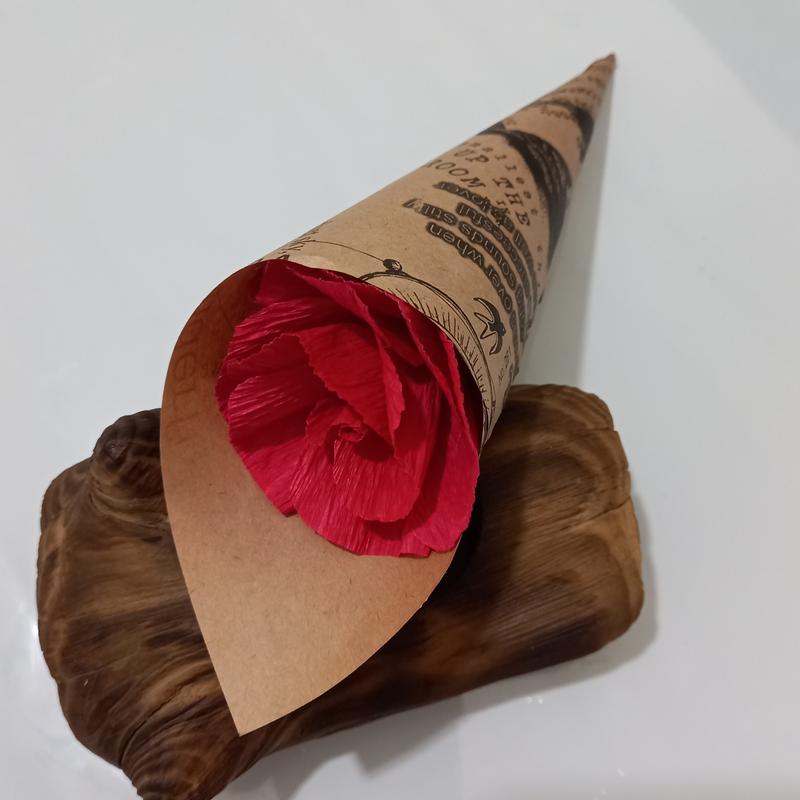 گل بزرگ پر گلبرگ ، جنس گل کاغذ کشی  به همراه ربان و کاغذ پیچی کامل گل  دستساز ، مناسب برای هدیه 