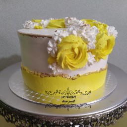 کیک خامه ای مدرن زرد و سفید