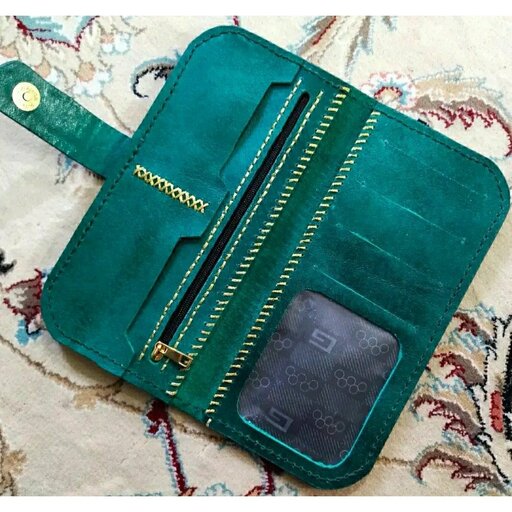 کیف پول زنانه چرم طبیعی شتر  با رنگ سبز کله غازی  و کاملا دست دوز 