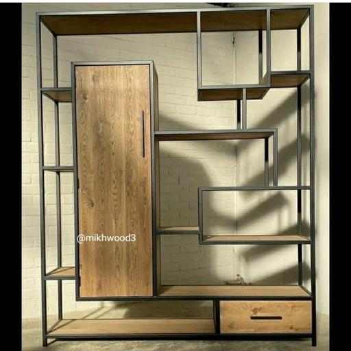 قفسه کمد وسایل تزئینی چوب و فلز دز ابعاد 220 سانتیمتر ارتقاع و 120 سانتیمتر عرض و طول 35 سانتیمتر