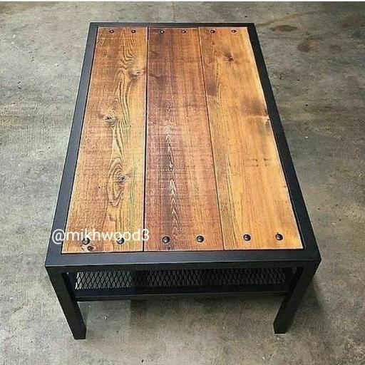 میز پذیرایی چوب و فلز دارای دو طبقه فوق العاده در ابعاد 120 سانتیمتر طول و 50 سانتیمتر عرض و 40 سانتیمتر ارتفاع 