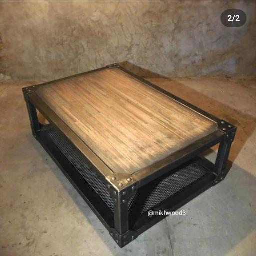 میز چوبی فوق العاده زیبا و متفاوت دارای پایه فلزی و صفحه تمام چوب