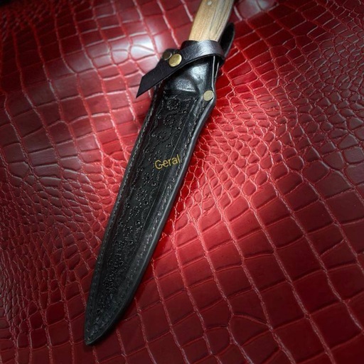 کاور چاقو و تبر وقمه ساخته شده توسط گالری گرال از چرم خام و حکاکی و رنگ شده 