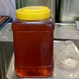 عسل شهد درجه یک ازگیاهان گون وآویشن به رنگ قرمزمایل به قهوه ای وزن 2کیلوخالص