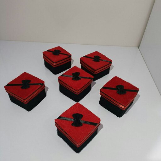 جعبه کادو کوچک   پارچه مخمل  ، قرمز و مشکی ، جا انگشتری و زیور آلات ، ابر داخلش هست موجوده ، آماده فروش 