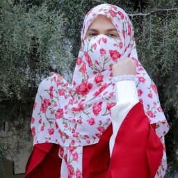 روسری حریر سفارشی مزون حجاب تبسم قواره دار زمینه سفید با گل های زیبا همراه با هدیه
