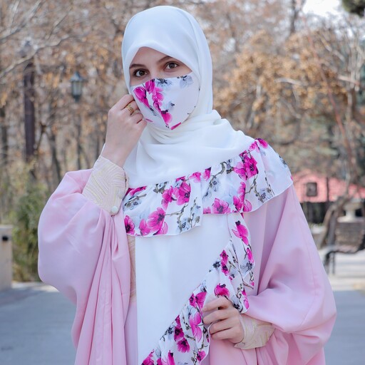 روسری کرپ حریر دور چین دار مجلسی وسط سفید با گل های صورتی زیبا قواره دار مزون حجاب تبسم همراه با هدیه 
