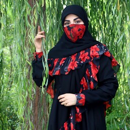 روسری کرپ حریر دور چین دار مجلسی بسیار زیبا وسط مشکی با گلهای قرمز قواره دار مزون حجاب تبسم همراه با هدیه 