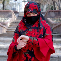 روسری حریر سفارشی مزون حجاب تبسم قواره دار  زمینه مشکی با گل های قرمز همراه با هدیه 