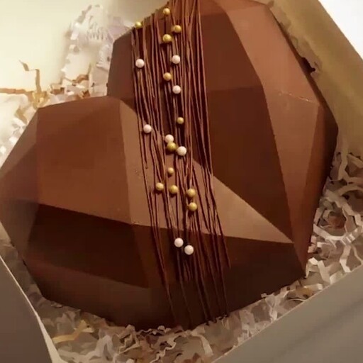 قلب سوپرایز شکلاتی تو پُر(کیک شکلات)(هزینه ی ارسال پس کرایه)