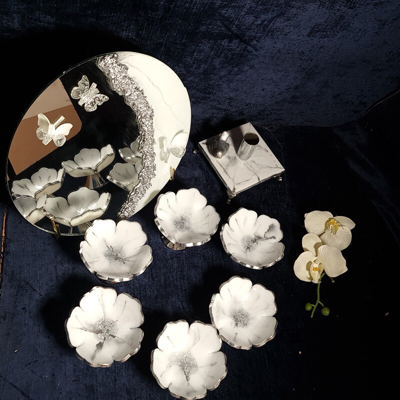 سفره هفتسین رزینی دستساز طرح گل ماربل سفید پایه دار ست 9 تکه با آینه و شمعدان