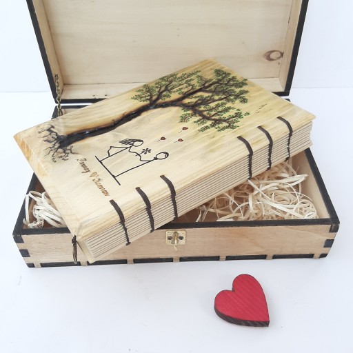 دفتر چوبی سیلقا با دوخت قبطی و نوشته سفارشی همراه با جعبه چوبی