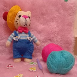 عروسک بافتنی گربه ملوان با کاموا ایرانی رنگبندی این کار دلبخواه
