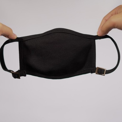 ماکسیژن فیلتردار طرح کلاسیک مشکی به همراه 60 فیلتر استریل یکبار مصرف از جنس ماسک های جراحی باقابلیت تنظیم بندو گیره بینی