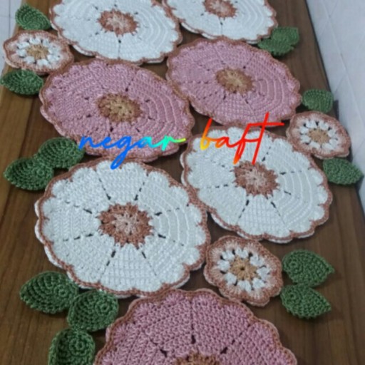 رومیزی بافتنی یا رانر بافت رنگ دلخواه طرح گل و برگ مناسب برای جهیزیه عروس اندازه این کار 55×114