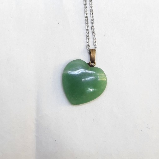 گردنبند و آویز اونتورین سبز رنگ کد m359 تراش قلبی سایز دو(دو در دو سانت) به همراه یک عدد زنجیر استیل رنگ ثابت بصورت هدیه