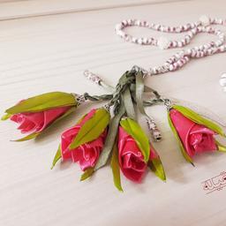 تسبیح دستساز گل ربانی طرح گل سرخی آمین هدیه‌ای زیبا برای بانوان و عروس خانم‌ها