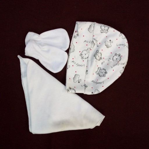 کلاه نوزاد ناف بند نوزاد یک جفت دستکش نوزاد و یک روسری نوزاد تریکو نخی