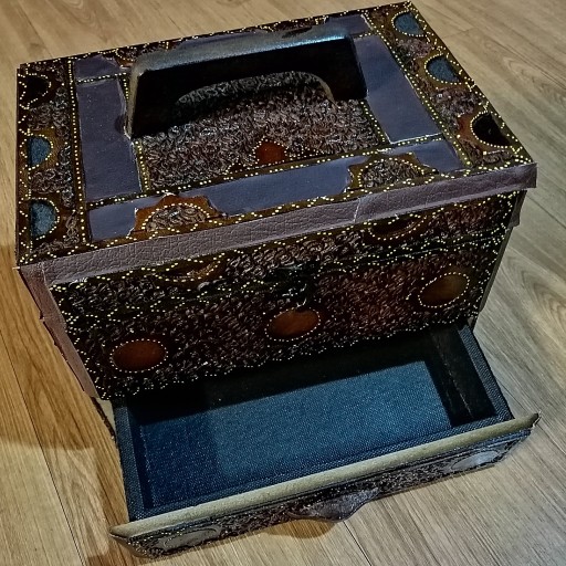 جعبه ی صندوقچه ای چوبی