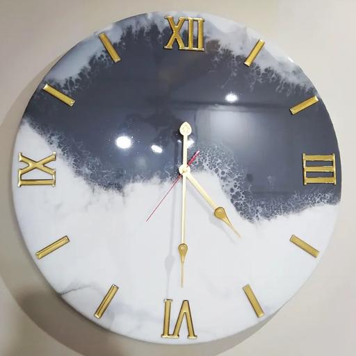 ساعت هنری رزینی سفید طوسی با قابلیت شب نما (اعداد و عقربه در شب دیده میشود) سایز 50cm با موتور آرام گرد تایوان (اصل)