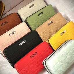 کیف دوزیپ زنانه طرح چرم  فندی  (جای پول ،گوشی،کارتهای اعتباری ) بند مچی برای راحتی در حمل رنگ بندی، اندازه 20×10 