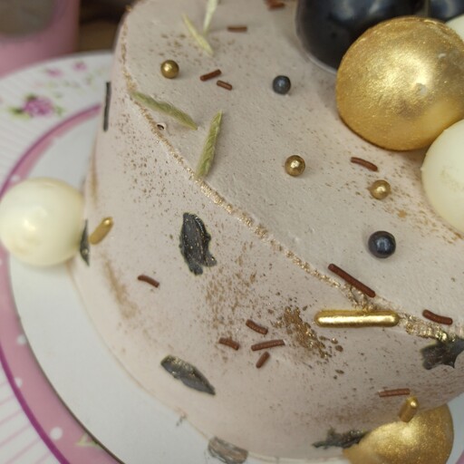 کیک تولد خاص با طعم وانیل فیلینگ موز و گردو تزیین شده با گوی و گل و تاپر