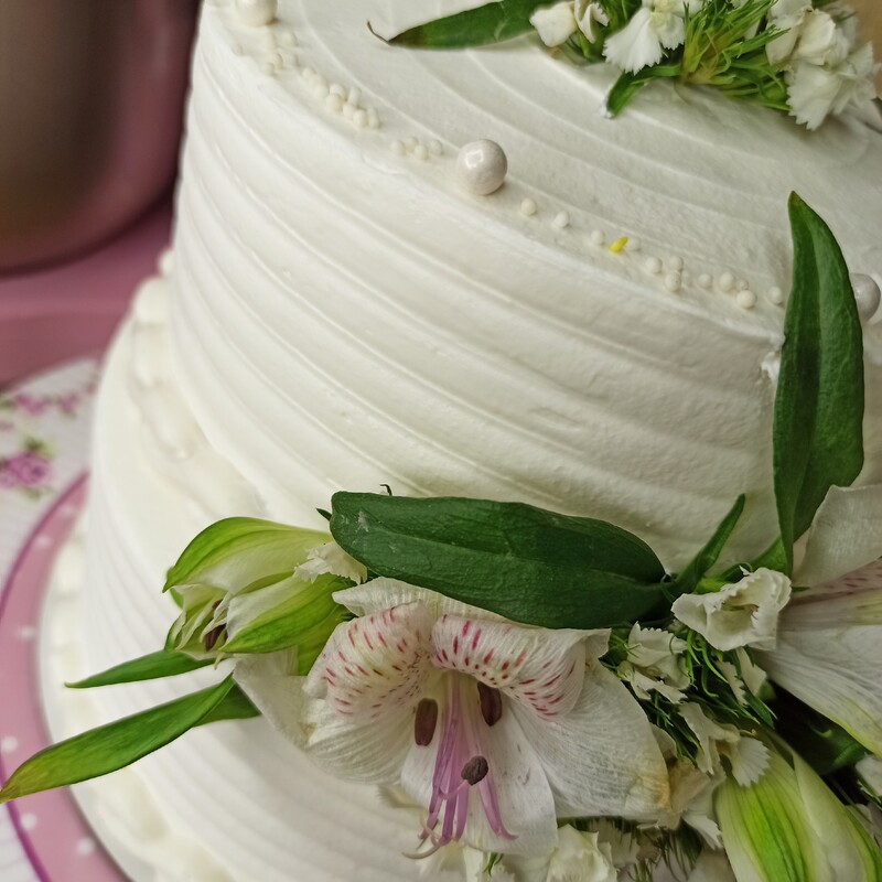 کیک عروس با تزیین فوندانت و گل طبیعی کیک وانیلی با فیلینگ موز وگردو