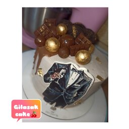 کیک شکلاتی با تزیین گوی شکلاتی چاپ خوراکی بیسکویت اورئو و ورق طلا مناسب برای پسرها