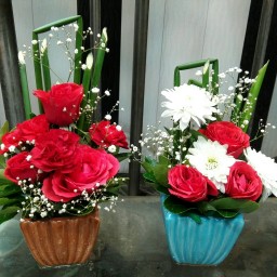 باکس گل کوچکپک هدیه گلدان گل آرایی شده گلدان و شاخه گل طبیعی رز کوکب و داوودی