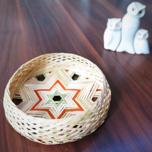 ظرف دایره‌ای بافته‌شده از بامبو طرح کف ستاره رنگی