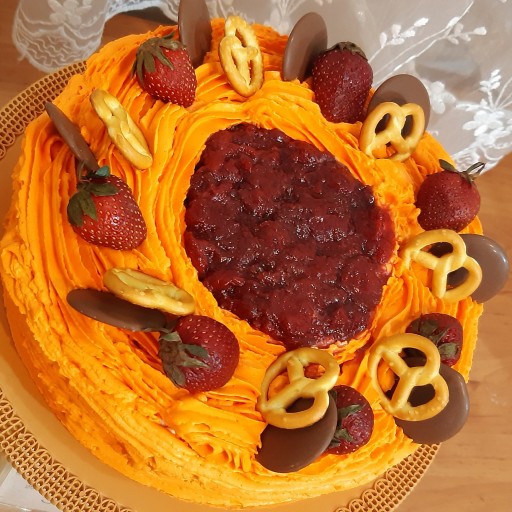 کیک مارمالادی خامه ای با تزیین میوه و شکلات با ارتفاع 8 سانت و قطر 18