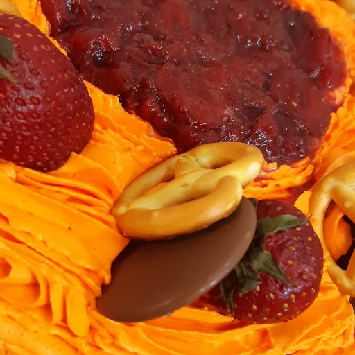 کیک مارمالادی خامه ای با تزیین میوه و شکلات با ارتفاع 8 سانت و قطر 18