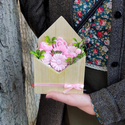 باکس چوبی به همراه 6 مدل صابون طرح گل با عطر گلهای بهاری