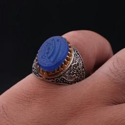 انگشتر عقیق آبی رکاب تاج برنجی نقش حسبی الله اصل ( انگشتر مردانه )