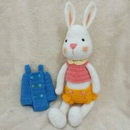 عروسک بافتنی خرگوش سفید . با ارسال رایگان. اندازه تقریباً 35 سانت. خرگوشی دوتالباس داره 