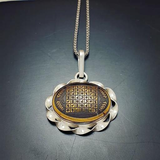 مدال حدید اصل و معدنی با قاب نقره دستساز