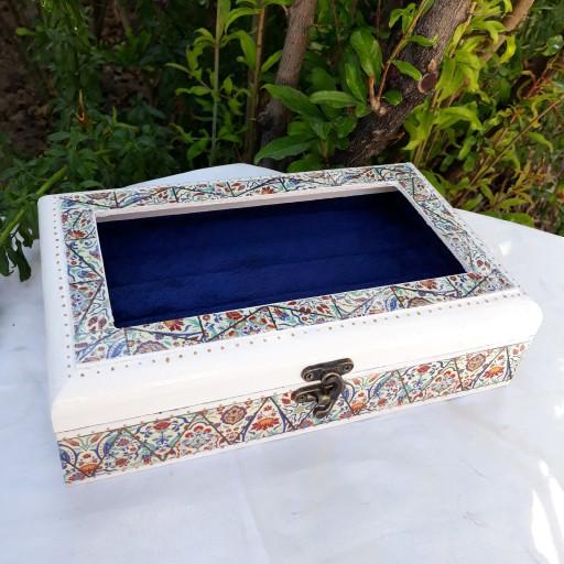 جعبه سنتی مخصوص انگشتر و اکسسوری
دارای طرح سنتی
روکش براق
درون جعبه دارای پوشش مخمل
و قاب مخصوص نگهداری انگشتر