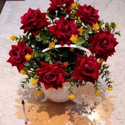 گلدان مصنوعی به همراه گل رز مخملی زیبا و قشنگ. 