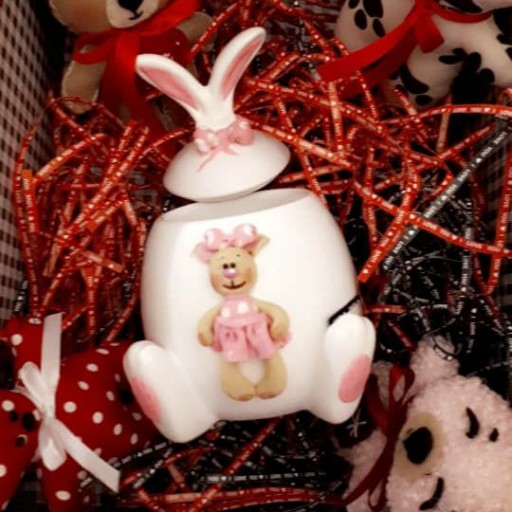 عروسک فیمو خرگوش روی شکلات خوری ملینا