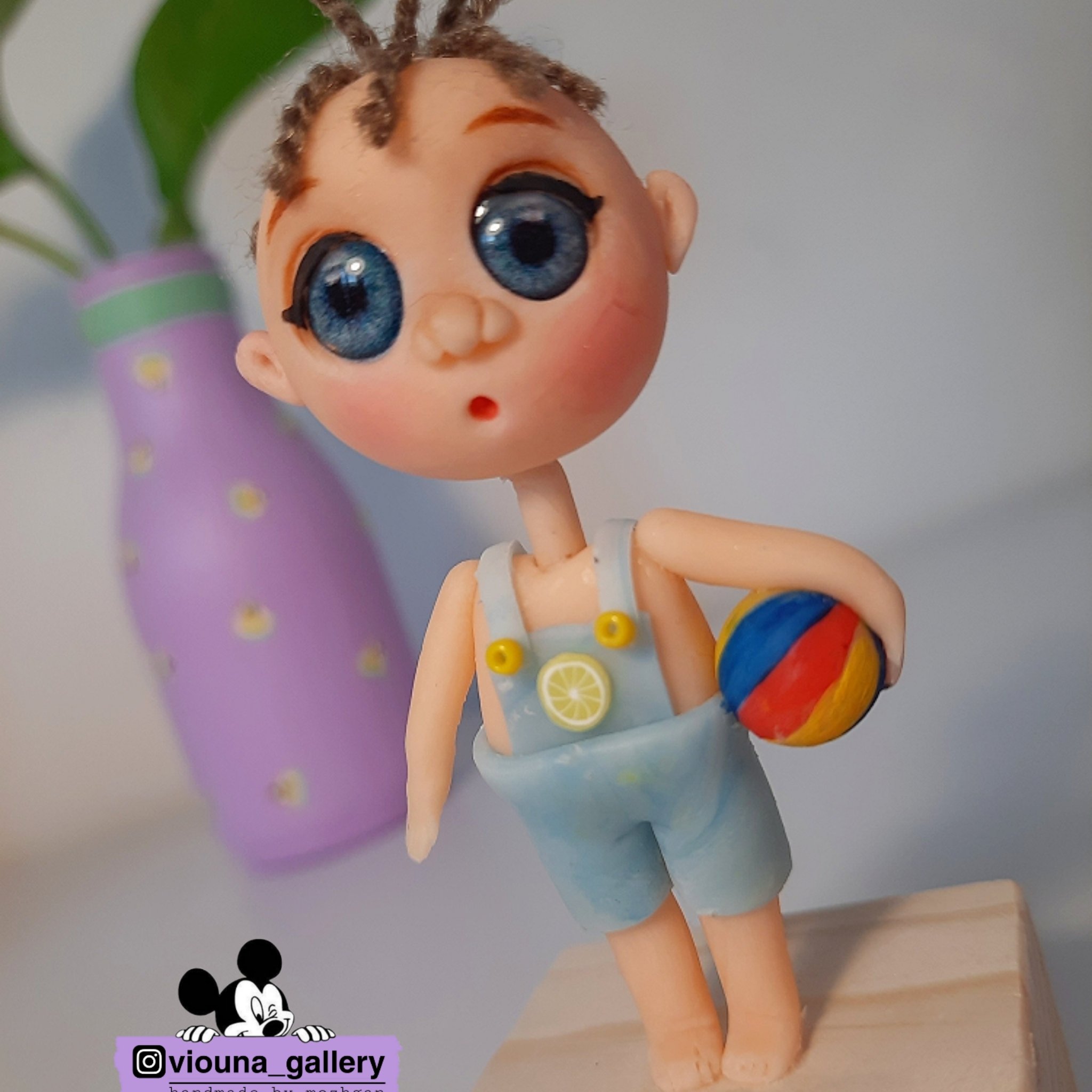 پسر توپ به دست چشم آبی