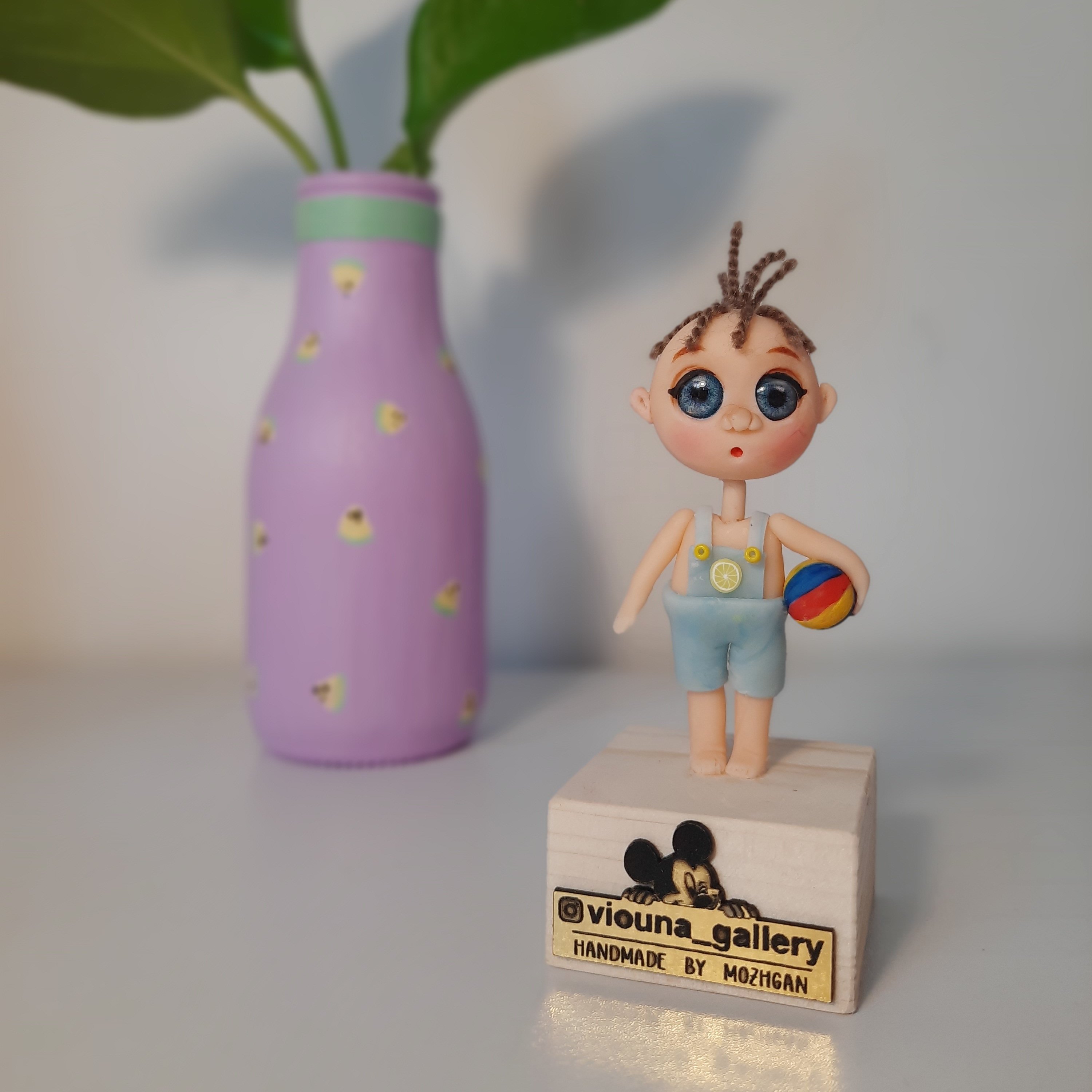 پسر توپ به دست چشم آبی