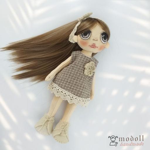 عروسک طراحی چهره دختر 25 سانتیمتری سرچرخشی دست و پای متحرک  دارای باکس چوبی کد06