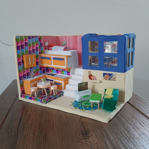 اسباب بازی
ماکت خانه عروسکی(مینیاتوری)
به همراه یک اشانتیون (دفترچه مینیاتوری)
 در سایز  20×30 
جنس : فوم ضخیم