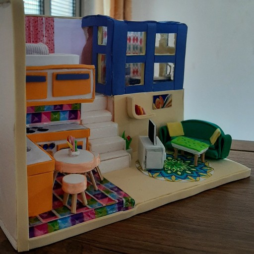 اسباب بازی
ماکت خانه عروسکی(مینیاتوری)
به همراه یک اشانتیون (دفترچه مینیاتوری)
 در سایز  20×30 
جنس : فوم ضخیم