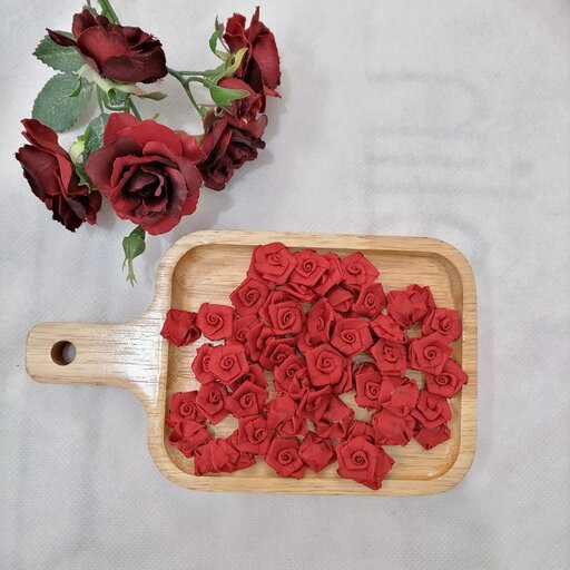 گل رز  تزئینی روبانی، در چند رنگ مختلف دانه 1،250تومن