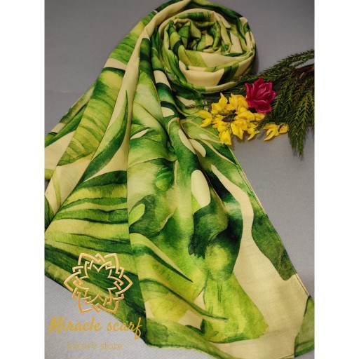 شال زیبا  و خوشگل به سبزی بهار با طرح زیبای هاوایی که به خاطر طبیعت سبز بهار و تابستون طراحی شده پارچه نخ تافته اصفهان