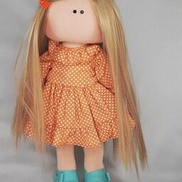 عروسک  دختر مو بلوند با لباس نارنجی و کفش آبی