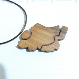 گردنبند چوبی نقشه ایران چوب گردو روشن دستساز چوبکده بیدسفید